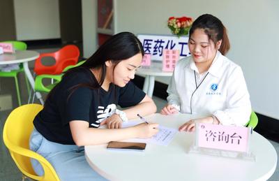 咸阳职业技术学院免费为师生提供皮肤护理和形象设计服务