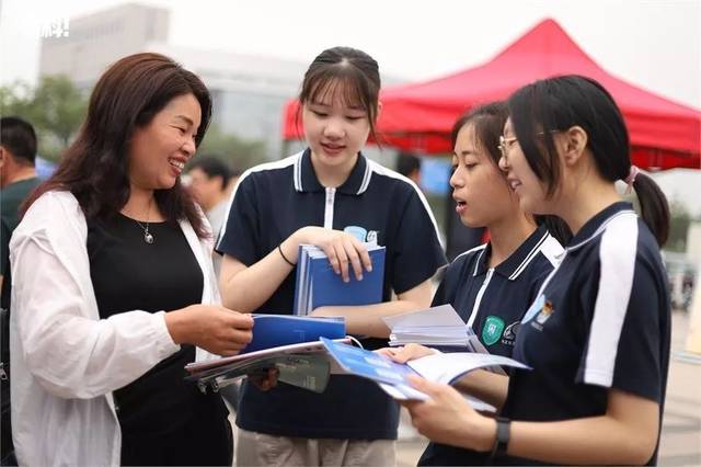 中职招生咨询会现场火爆:升学就业两不误,职业教育前景佳!