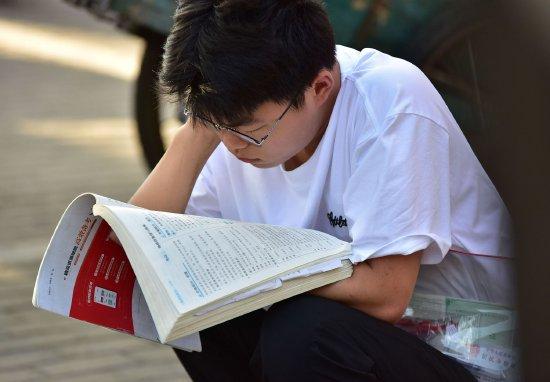 免费ai填高考志愿和动辄万元的人工咨询,有什么本质差别