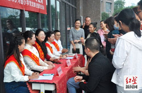 教育服务零距离 沙河堡小学党员教师进社区开展教育咨询服务